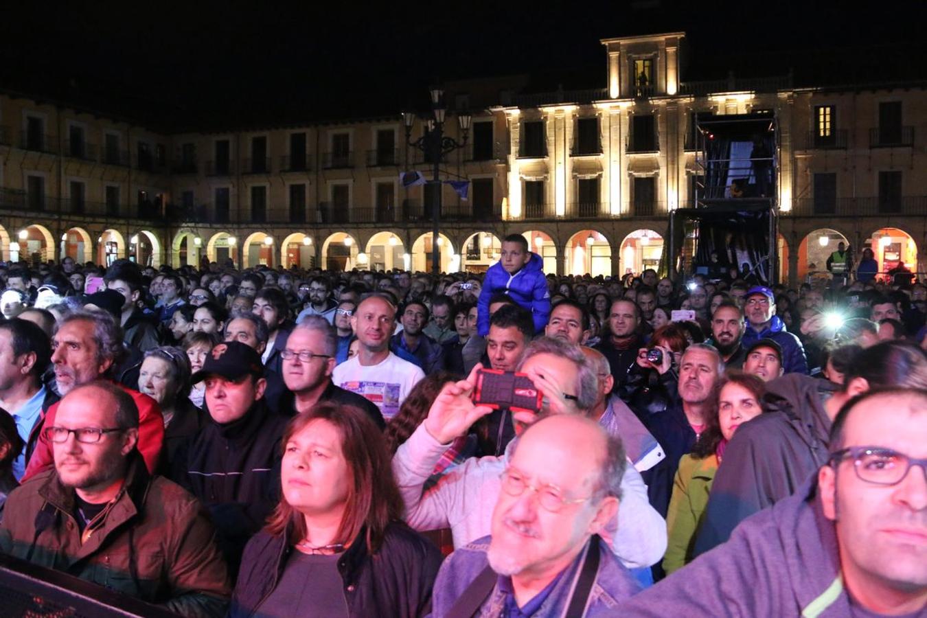 El grupo asturiano pone el broche final a los conciertos de la Plaza Mayor con un espectáculo de rock en directo y una invitación a la locura