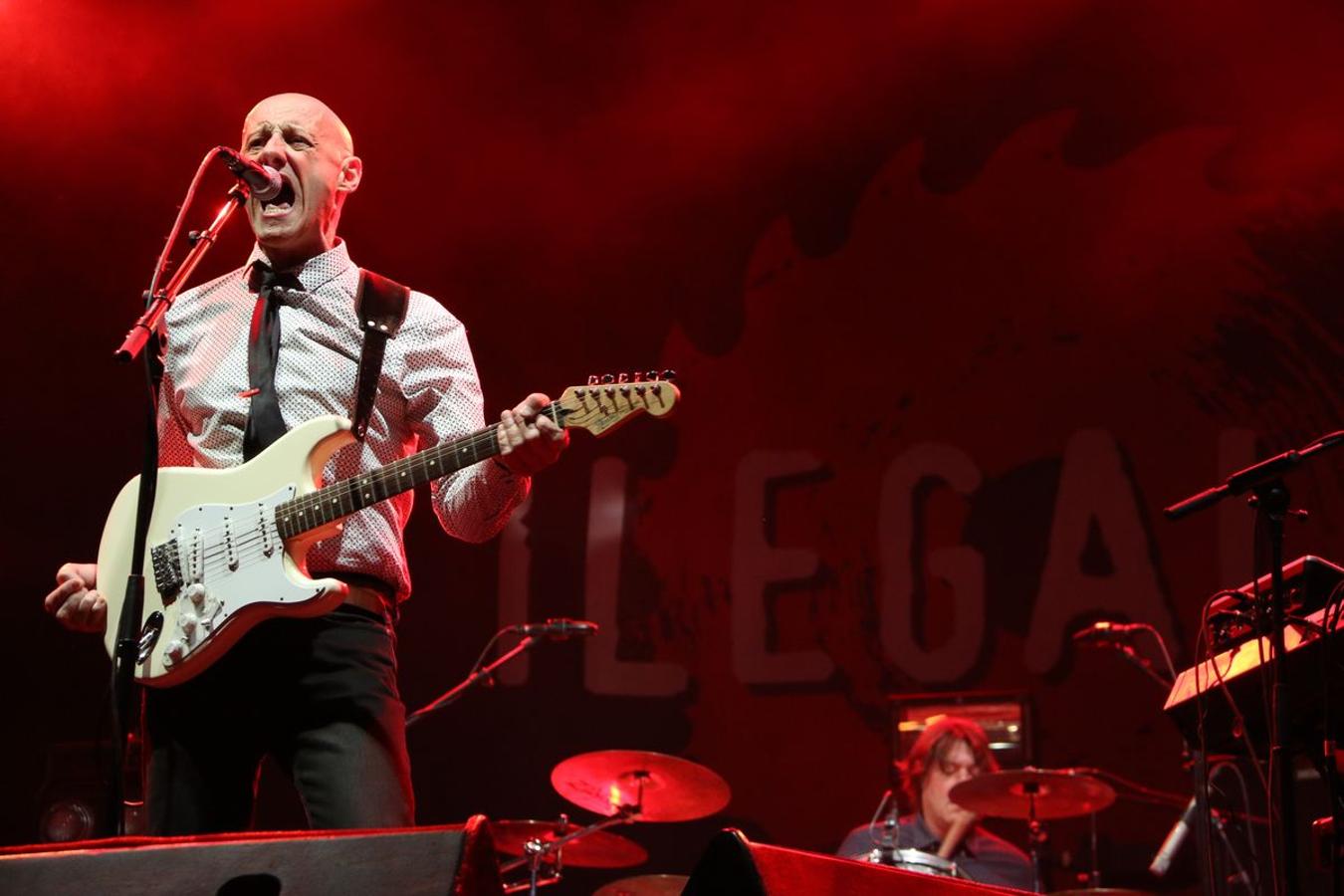 El grupo asturiano pone el broche final a los conciertos de la Plaza Mayor con un espectáculo de rock en directo y una invitación a la locura