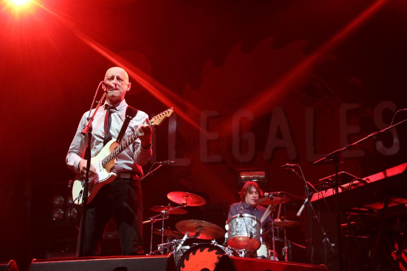 El grupo asturiano pone el broche final a los conciertos de la Plaza Mayor con un espectáculo de rock en directo y una invitación a la locura