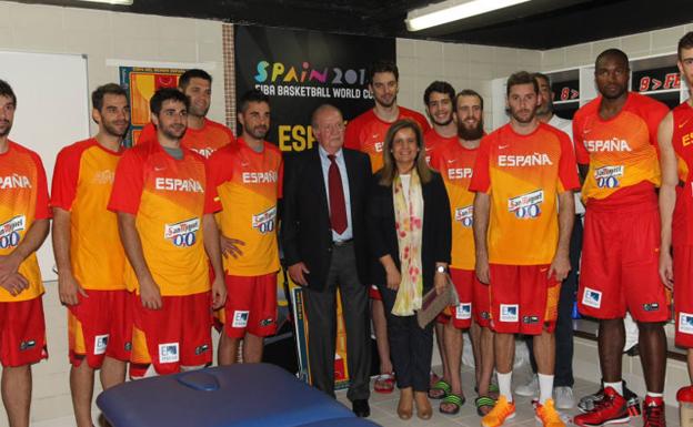 El Rey posa con la selección española.