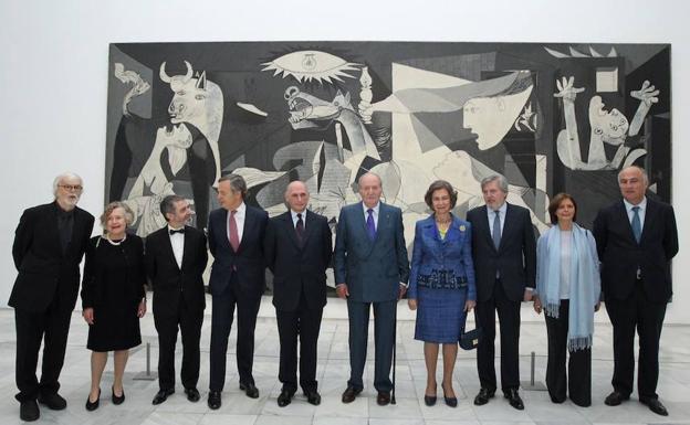 Los reyes posan frente al Guernica con las autoridades que les acompañaron. 