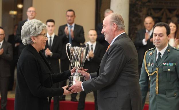 Juan Carlos I entrega un premio a la madre de la tenista Garbiñe Muguruza. 