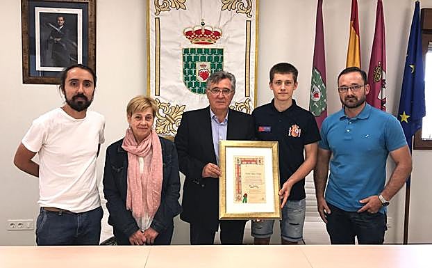 David Álvarez junto al patinador David Aláiz durante el recibimiento