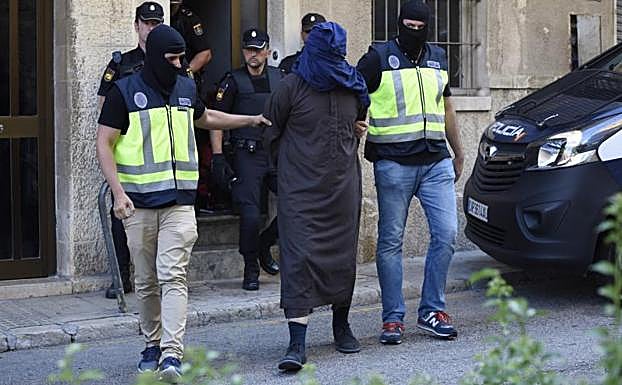 Uno de los yihadistas de Mallorca planeaba una «matanza» apuñalando viandantes en Inca