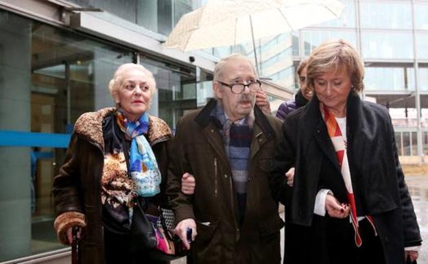 El exsecretario general del SOMA-UGT José Ángel Fernández Villa a su salida del Juzgado de Instrucción número 2 de Oviedo.