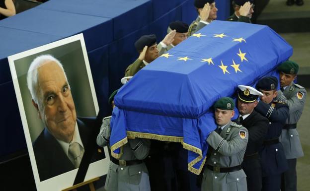 Imagen principal - Figuras clave de la política dan su último adiós a Helmut Kohl, figura clave del futuro europeo