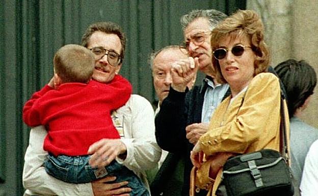 Imagen principal - Ortega Lara con su hijo en brazos, junto a su esposa en una manifestación anti ETA. Abajo a la izquierda, los autores materiales del secuestro bromean durante el juicio.. 