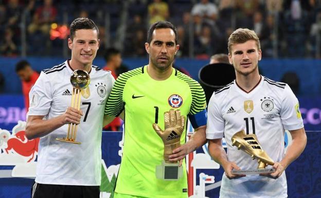 Julian Draxler, Claudio Bravo y Timo Werner, con sus trofeos en la Confederaciones. 