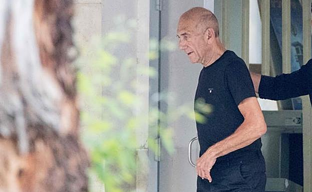 Ehud Olmert saliendo de prisión. 