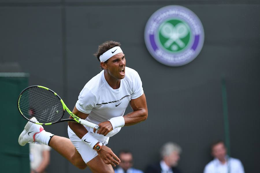 Rafa Nadal ha debutado en Wimbledon con una victoria sobre el tenista australiano por 6-1, 6-3 y 6-2.