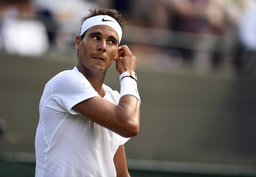 Rafa Nadal ha debutado en Wimbledon con una victoria sobre el tenista australiano por 6-1, 6-3 y 6-2.