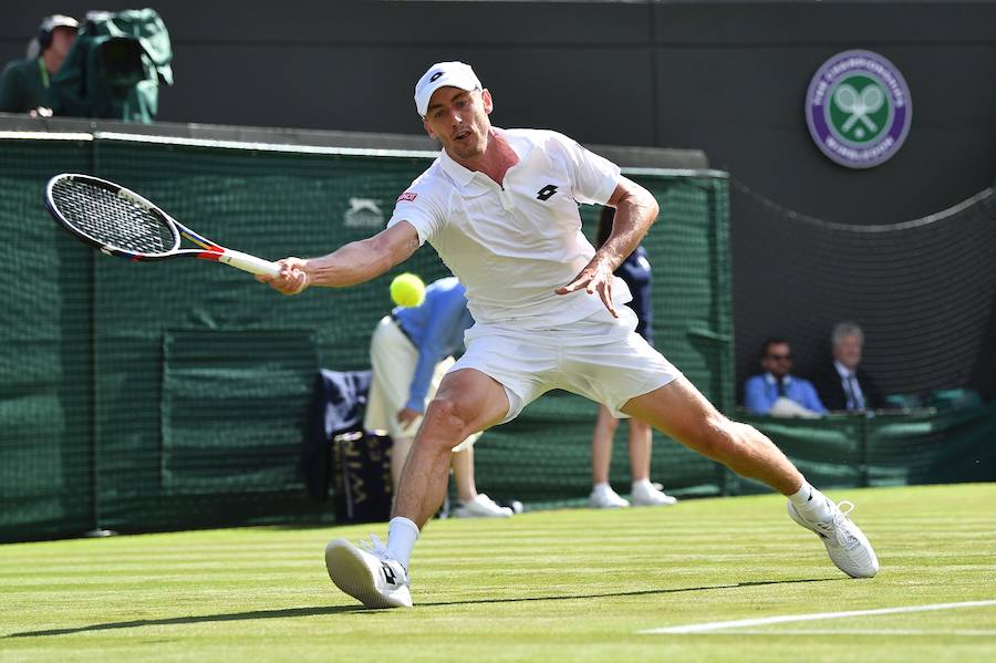 Rafa Nadal ha debutado en Wimbledon con una victoria sobre el tenista australiano por 6-1, 6-3 y 6-2.