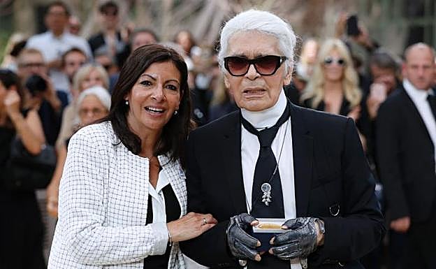 Anne Hidalgo, alcaldesa de París, junto al diseñador Karl Lagerfeld.