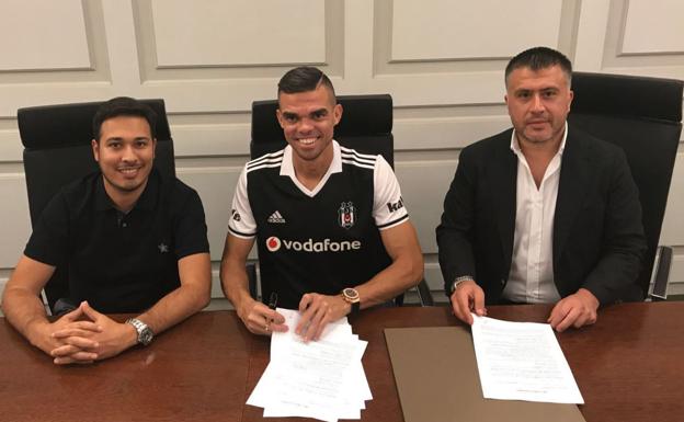 Pepe firma su contrato con el Besiktas.