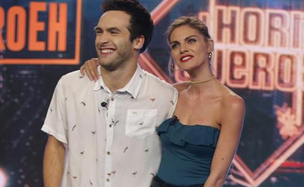 Amaia Salamanca, con Ricardo Gómez en 'El Hormiguero'.