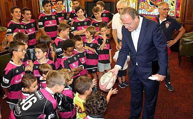 El alcalde junto a los niños del club.