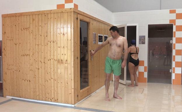 Las piscinas cuentan con una zona de spa con sauna y jacuzzi.