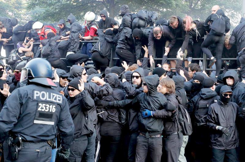 La Policía ha decidido cargar contra la marcha de más de 10.000 personas, entre ellas muchas vestidas de negro y con pasamontañas, que lanzaron piedras, botellas y petardos contra los agentes