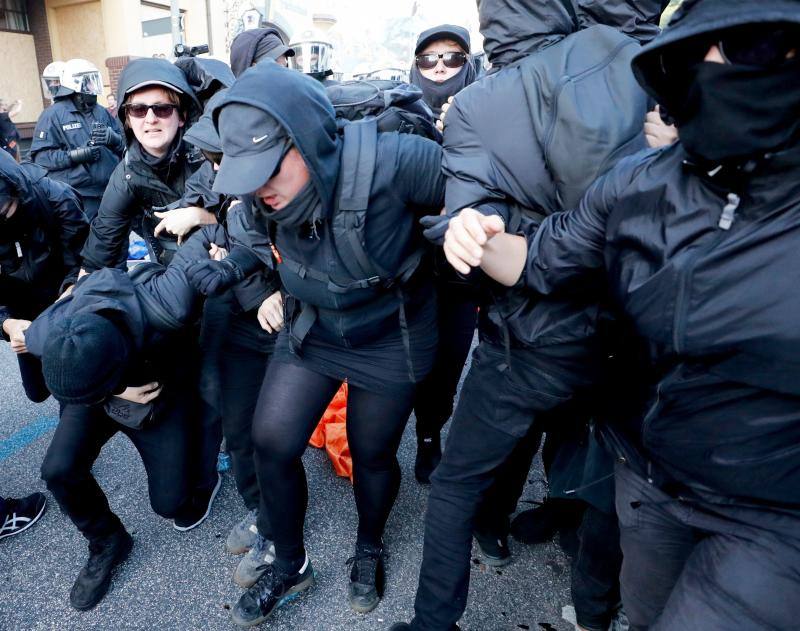 La Policía ha decidido cargar contra la marcha de más de 10.000 personas, entre ellas muchas vestidas de negro y con pasamontañas, que lanzaron piedras, botellas y petardos contra los agentes