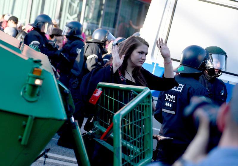 La Policía ha decidido cargar contra la marcha de más de 10.000 personas, entre ellas muchas vestidas de negro y con pasamontañas, que lanzaron piedras, botellas y petardos contra los agentes