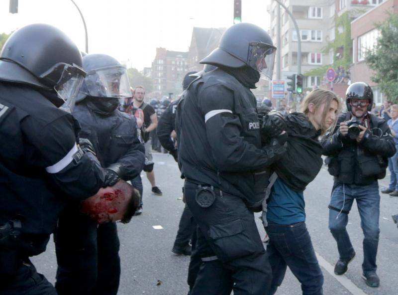 La Policía ha decidido cargar contra la marcha de más de 10.000 personas, entre ellas muchas vestidas de negro y con pasamontañas, que lanzaron piedras, botellas y petardos contra los agentes