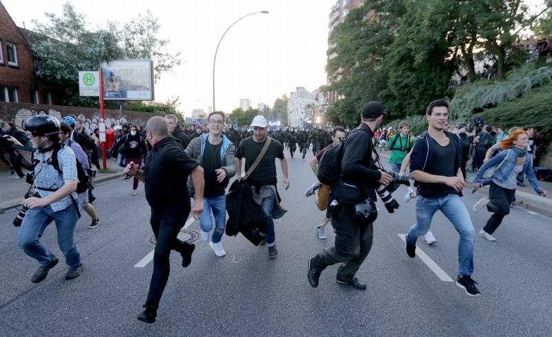 La Policía ha decidido cargar contra la marcha de más de 10.000 personas, entre ellas muchas vestidas de negro y con pasamontañas, que lanzaron piedras, botellas y petardos contra los agentes