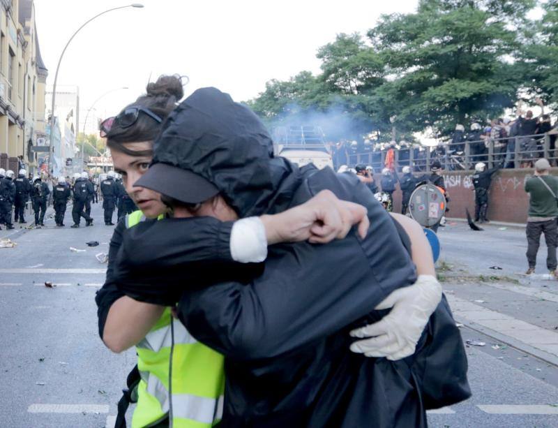 La Policía ha decidido cargar contra la marcha de más de 10.000 personas, entre ellas muchas vestidas de negro y con pasamontañas, que lanzaron piedras, botellas y petardos contra los agentes