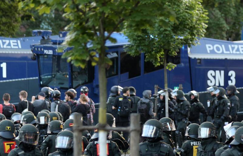 La Policía ha decidido cargar contra la marcha de más de 10.000 personas, entre ellas muchas vestidas de negro y con pasamontañas, que lanzaron piedras, botellas y petardos contra los agentes