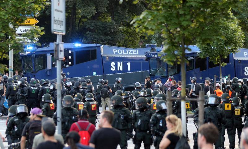 La Policía ha decidido cargar contra la marcha de más de 10.000 personas, entre ellas muchas vestidas de negro y con pasamontañas, que lanzaron piedras, botellas y petardos contra los agentes