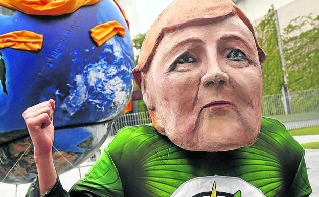 SuperMerkel contra el villano