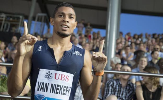 El atleta sudafricano Wayde van Niekerk celebra su plusmarca en Lausana (Suiza).