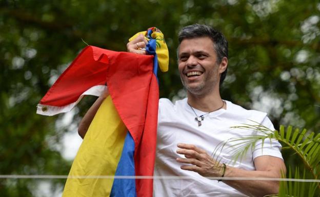 Leopoldo López saluda desde su casa tras ser liberado.