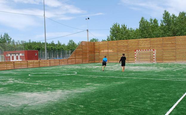 Imagen de la nueva pista de fútbol sala de Hospital de Órbigo.