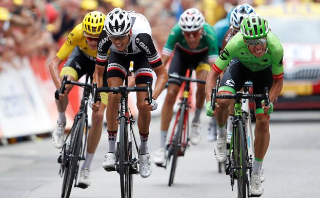 Urán se impone en la llegada a Barguil. 