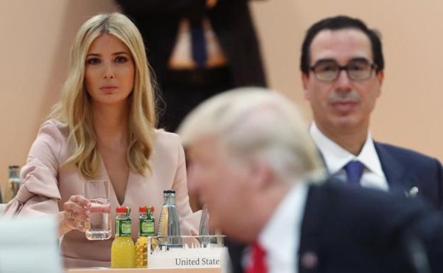 Ivanka Trump observa a su padre durante la cumbre del G-20 en Hamburgo.