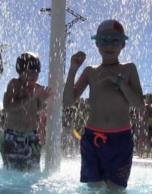 Imagen secundaria 2 - Las instalaciones cuentan con dos piscinas, para adultos y para los más pequeños.