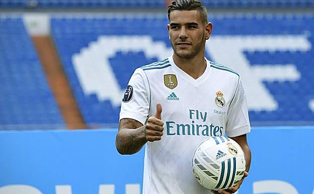 Theo posa con su nueva camiseta en el Bernabéu. 