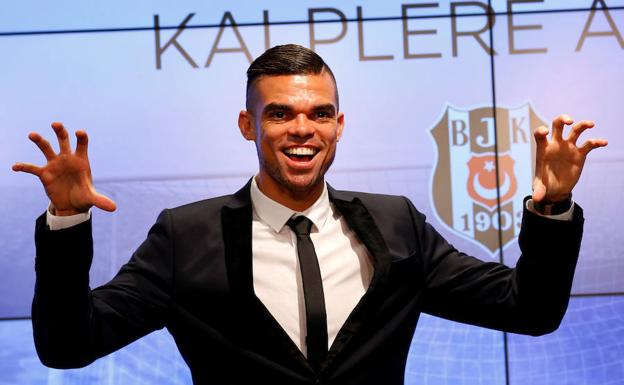 Pepe en su presentación con el Besiktas turco.