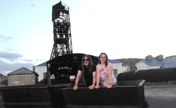 La periodista berciana, Diana Martínez, autora del libro, junto al ilustrador Lolo, en el pozo Julia de Fabero.