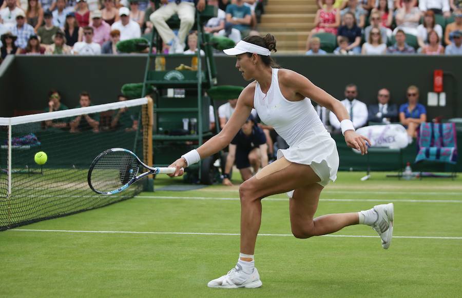 La española Garbiñe Muguruza consiguió alzanzar los cuartos de final de Wimbledon al vencer por 6-4, 4-6 y 4-6 a la alemana Angelique Kerber.