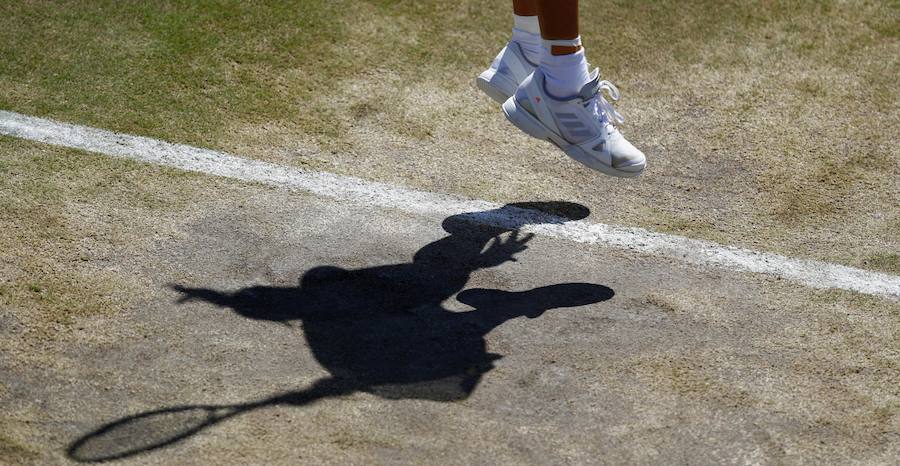 La española Garbiñe Muguruza consiguió alzanzar los cuartos de final de Wimbledon al vencer por 6-4, 4-6 y 4-6 a la alemana Angelique Kerber.