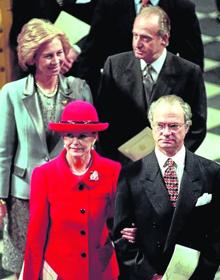 Imagen secundaria 2 - Los reyes de España e Inglaterra, durante la visita de Estado de 1986 y en las bodas de oro de Isabel II, en 1988. Esta última visita fue privada.