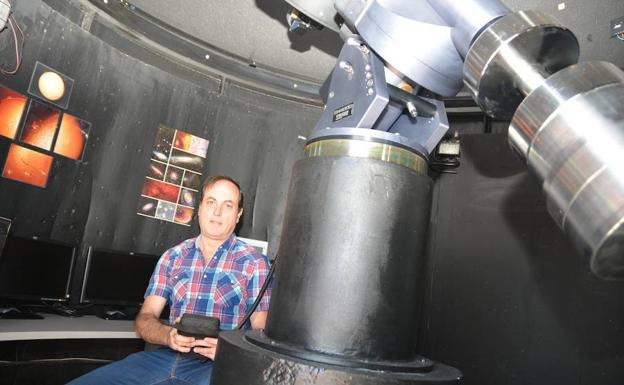 Anastasio Díaz-Sánchez junto al telescopio de la UPCT, en el Campus Muralla del Mar.