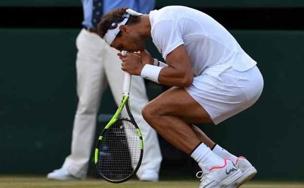 Nadal, se lamenta en Wimbledon. 