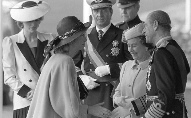 Imagen principal - Los reyes de España e Inglaterra, durante la visita de Estado de 1986 y en las bodas de oro de Isabel II, en 1988. Esta última visita fue privada.