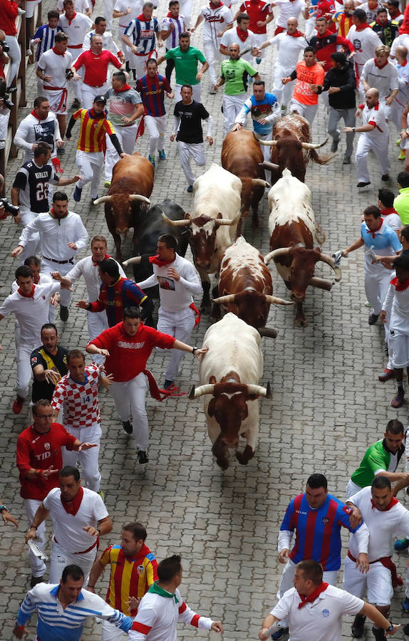 Los toros de la ganadería de Jandilla han corrido el encierro más rápido de los Sanfermines, con una duración de dos minutos y doce segundos, y sin heridos por asta.