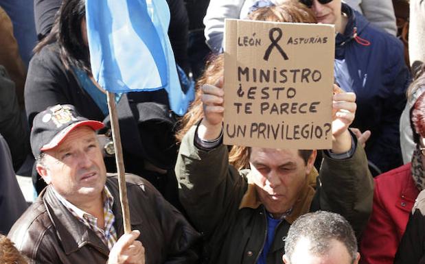 Imagen principal - Arriba, concentración en Pola tras el siniestro. Abajo el pozo Emilio donde tuvo lugar el accidente y Ramón Carro abogado de la acusación particular. 