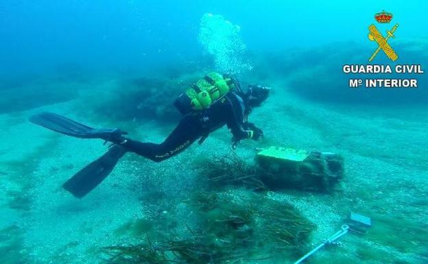 Un buzo en el lugar del hallazgo de la bomba.