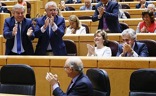 Cristóbal Montoro recibe el aplauso de los suyos.