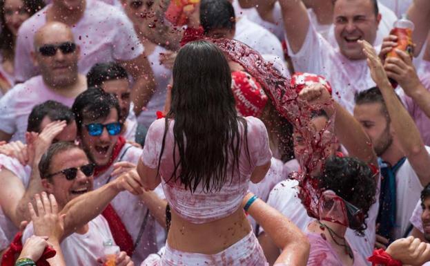 Celebración tras el chupinazo.